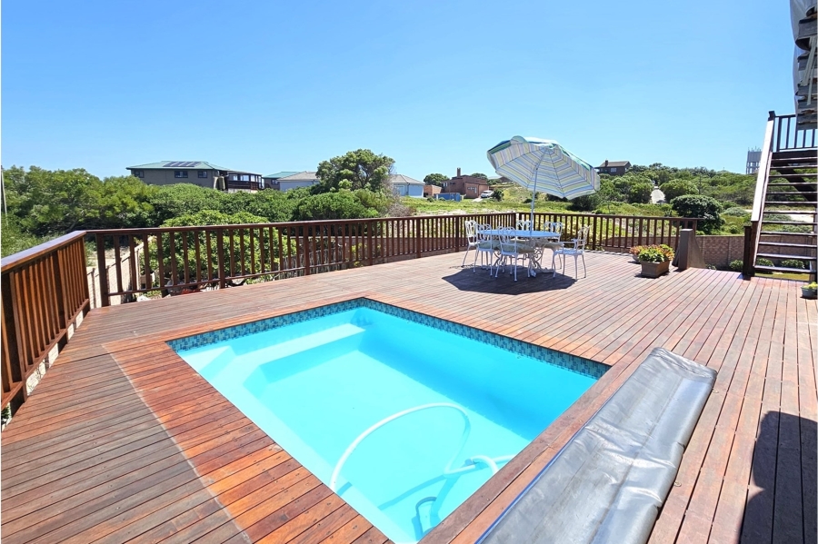 6 Bedroom Property for Sale in Paradise Beach Eastern Cape